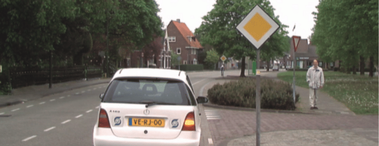 Vil du svinge til høyre her, skal du la fotgjengeren gå foran?